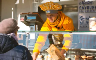 Davide, un rivenditore di pasta fresca Pasta DaSempre, serve una cliente.